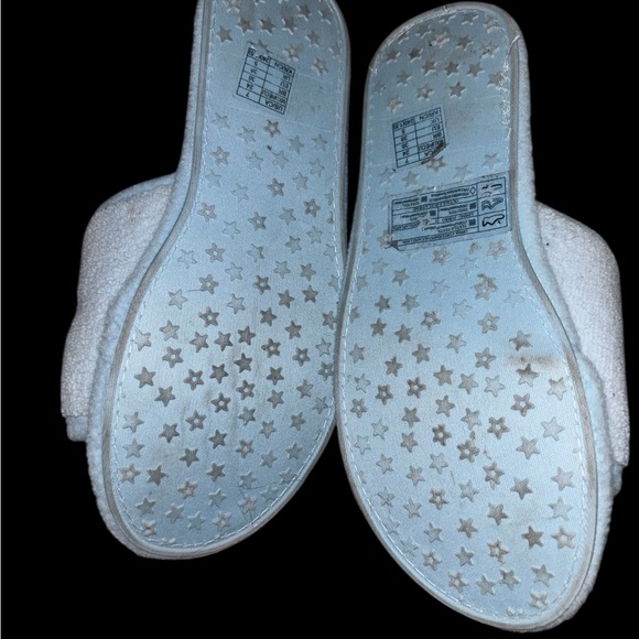 Juicy Couture Slippers - Picture 2 of 2